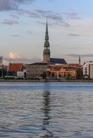 vue de st. de Peter église dans riga dans Lettonie sept photo