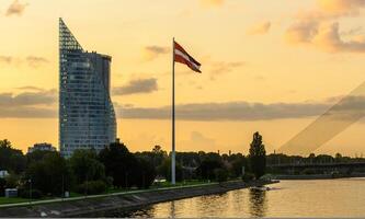 le le plus grand drapeau de Lettonie dans de face de le centre de riga 1 photo