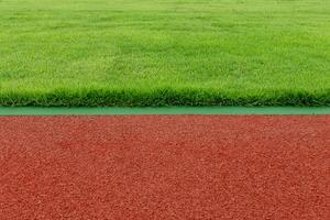 le herbe et tapis roulant dans le stade. photo