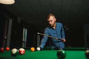 jeune, jouer, billard, sombre, billard, club photo