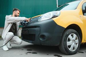 homme mise en charge électrique voiture par le travail photo