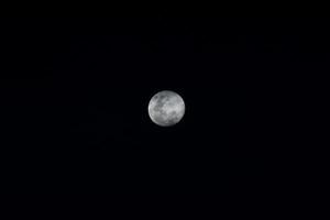 le lune dans le foncé photo