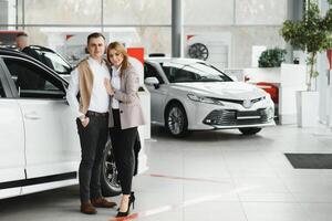 content Jeune couple choisit et achat une Nouveau voiture pour le famille dans le concession photo