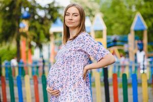 portrait de grossesse femme contre terrain de jeux zone photo