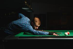 en jouant billard - fermer coup de une homme en jouant billard photo