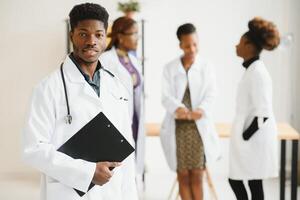 général praticien et médecin et infirmière comme africain américain médical équipe à hôpital. photo