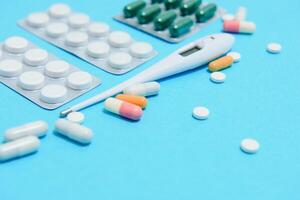 suppléments et pilules cloque packs, fermer. endroit à insérer votre texte, bleu Contexte. pharmaciens et cliniques photo