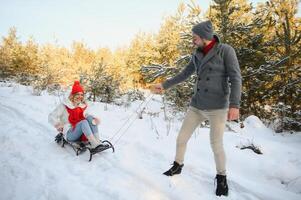 deux Jeune gens glissement sur une traîneau photo