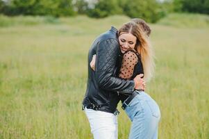 content couple dans l'amour à le coucher du soleil et souriant photo