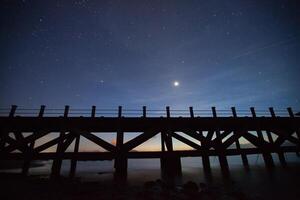 une étoile au ciel proche avec nuageux photo