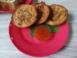 photo de bakwan gâteau et le Chili sauce sur une rouge assiette