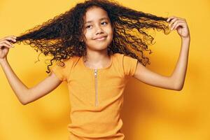 fille les enfants portrait femelle mode de vie fille Contexte beauté jolie cheveux mode afro expression photo