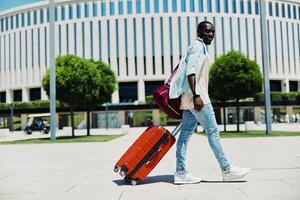 portrait homme en plein air modèle Beau Jeune vacances voyage bagage adulte mode de vie gars mode photo