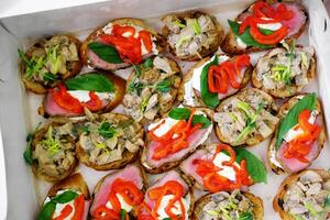 rôti du boeuf canapés et champignon Bruschetta plat photo