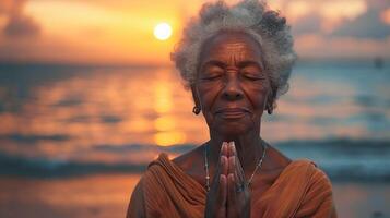 ai généré serein personnes âgées femme méditer à le coucher du soleil sur le plage, incorporant paix, sagesse et bien-être photo