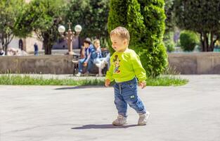 enfant en jouant dans le jardin, enfant en jouant sur le terrain de jeux photo