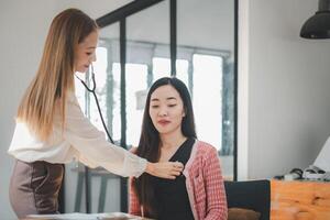 soins de santé concept, une médecin est attentivement en utilisant une stéthoscope à Ecoutez à une les patients battement de coeur dans une brillant, moderne médical bureau. photo