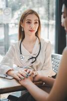 soins de santé concept, une médecins mains sont montré offre confort et réconfort à une patient pendant une consultation dans une chaud, attrayant médical bureau. photo