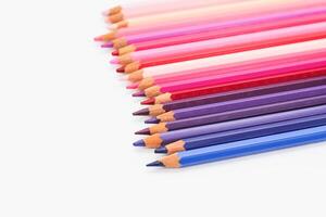 multicolore des crayons mensonge sur une blanc tableau, le violet intervalle de couleurs photo