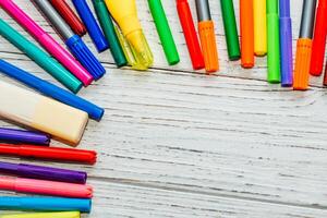 papeterie, coloré feutre des stylos sur une blanc tableau. photo