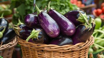 ai généré Frais aubergines dans une panier à une Les agriculteurs marché photo