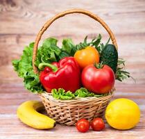 mûr des légumes et verdure dans une osier panier sur le tableau. action de grâces journée. récolte. en bonne santé en mangeant concept. fermer. photo