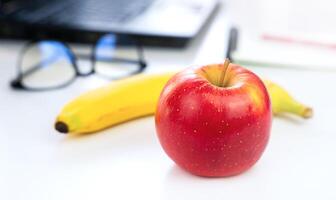 le concept de une en bonne santé nourriture à travail. des fruits sur le bureau. fermer. sélectif se concentrer. photo