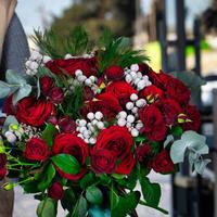bouquet de rouge des roses dans vase - magnifique floral arrangement photo