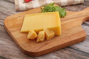 fromage à pâte dure parmesan avec petits morceaux photo
