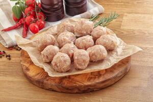 boulettes de poulet cru pour la cuisson photo