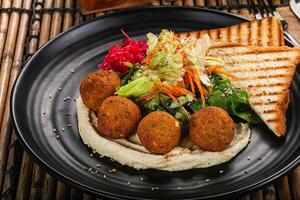 israélien falafel avec Hoummous avec pain photo