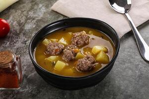 soupe avec du boeuf boulette de viande et des légumes photo