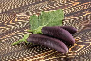 brut mûr biologique aubergine avec feuille photo