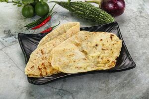 Indien tandori pain - Naan avec fromage photo