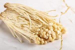 savoureux brut enoki champignon tas photo