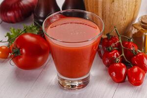 Frais tomate jus dans le verre photo