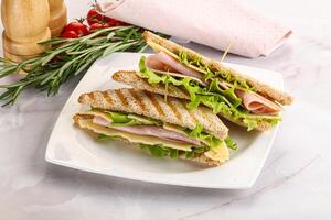 fait maison club sandwich avec jambon et fromage photo