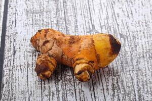 Frais curcuma racine pour cuisine photo