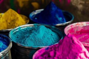 ai généré coloré poudre des peintures fermer, saint Festival dans Inde photo