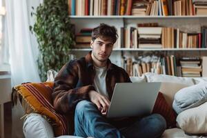 ai généré Jeune homme est assis dans lumière magnifique pièce avec portable et livres photo