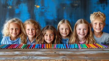 ai généré content les enfants avec coloré des crayons mensonge sur table dans salle de cours photo