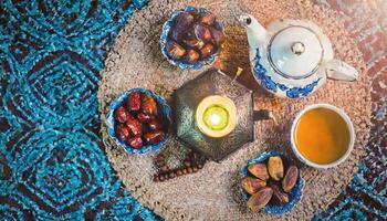 ai généré traditionnel Ramadan et eid lanterne lampe avec croissant lune, Rendez-vous et des fruits dans une bol sur tapis, généré ai photo