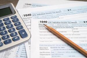 forme 1040, nous individuel le revenu impôt retour, impôt formes dans le nous impôt système. photo