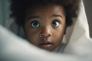 ai généré portrait de marrant africain américain innocent bébé furtivement en dehors de en dessous de couvertures dans lit, jolie peu enfant avec gros noir yeux à la recherche à caméra photo