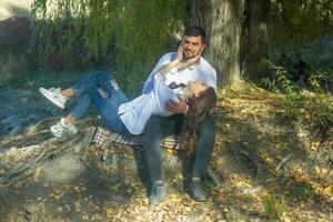 romantique couple dans le jardin, couple dans le la nature photo