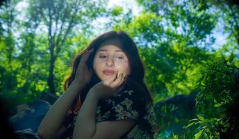 rouge aux cheveux femme dans le parc, jolie femme dans le la nature photo