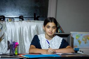 jolie étudiant en train d'étudier dans salle de cours photo