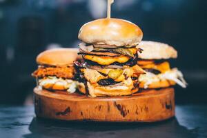 fait maison Hamburger sur en bois conseil, vite nourriture concept, sélectif concentrer photo