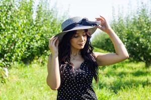 jolie Jeune femme dans le nature, été paysage photo