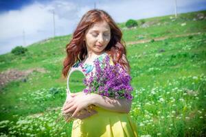 rouge aux cheveux femme dans le parc, jolie femme dans le la nature photo